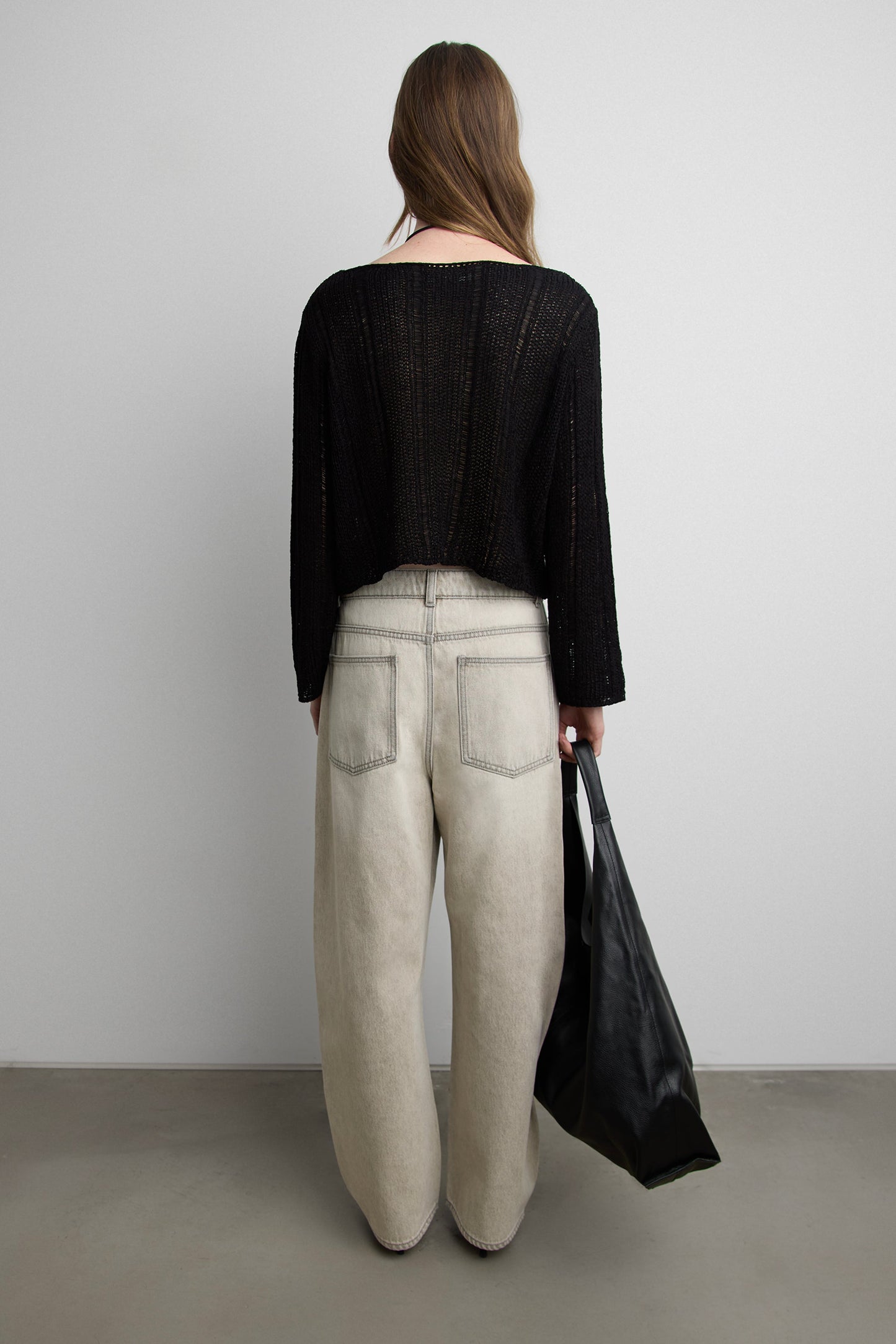 MID-RISE BARREL LEG JEAN IN GREY WASH