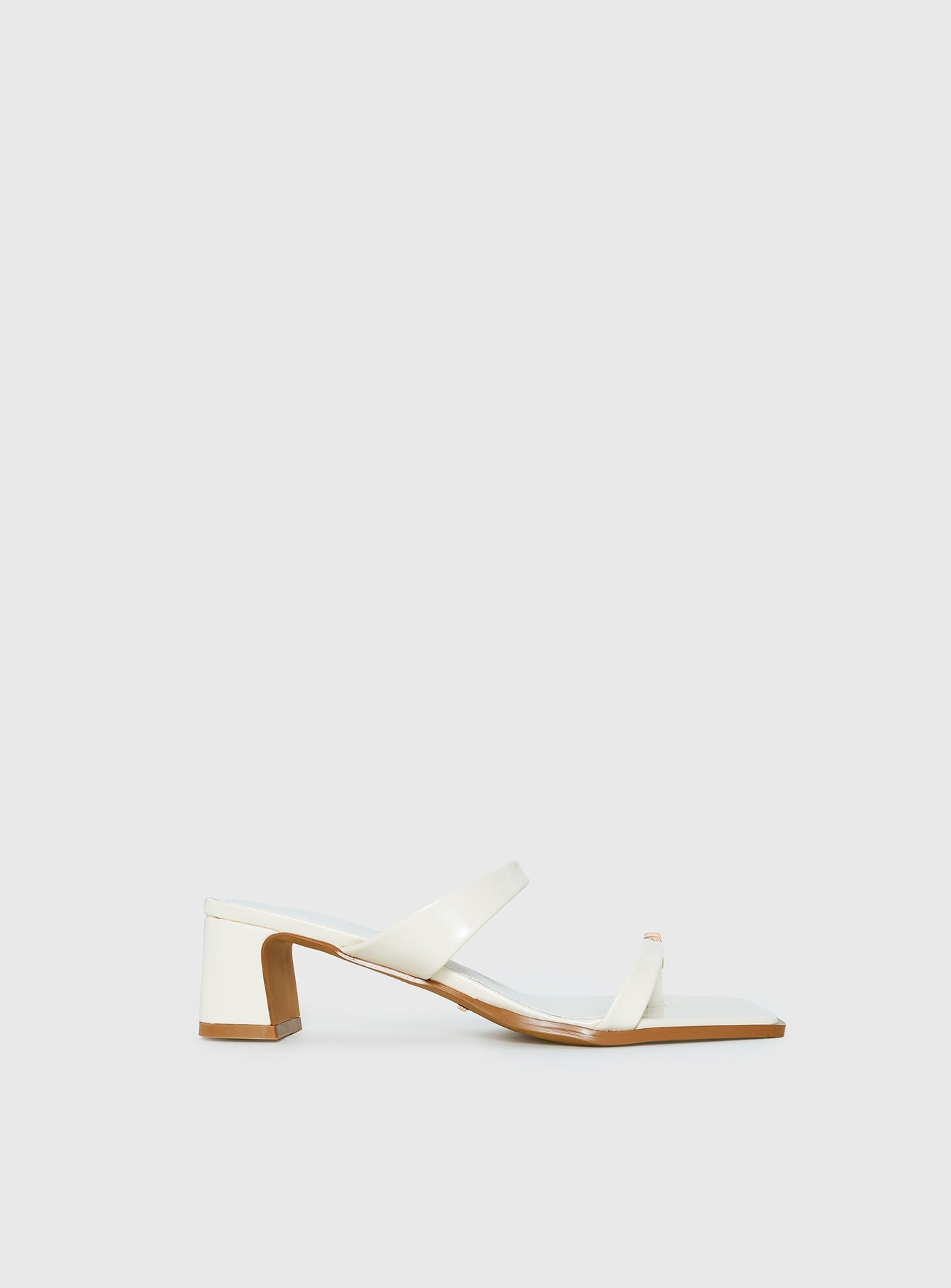 Billini Iverson Hardware Detail Heels While / Gold