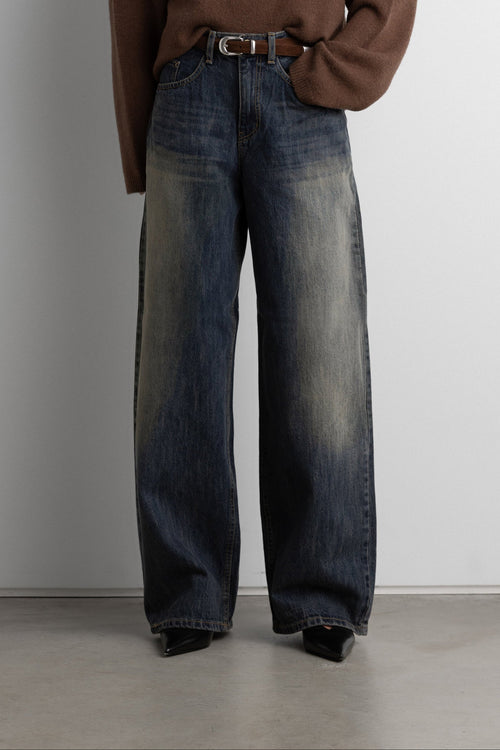 MID-RISE CURVED LEG DARK WASH JEAN