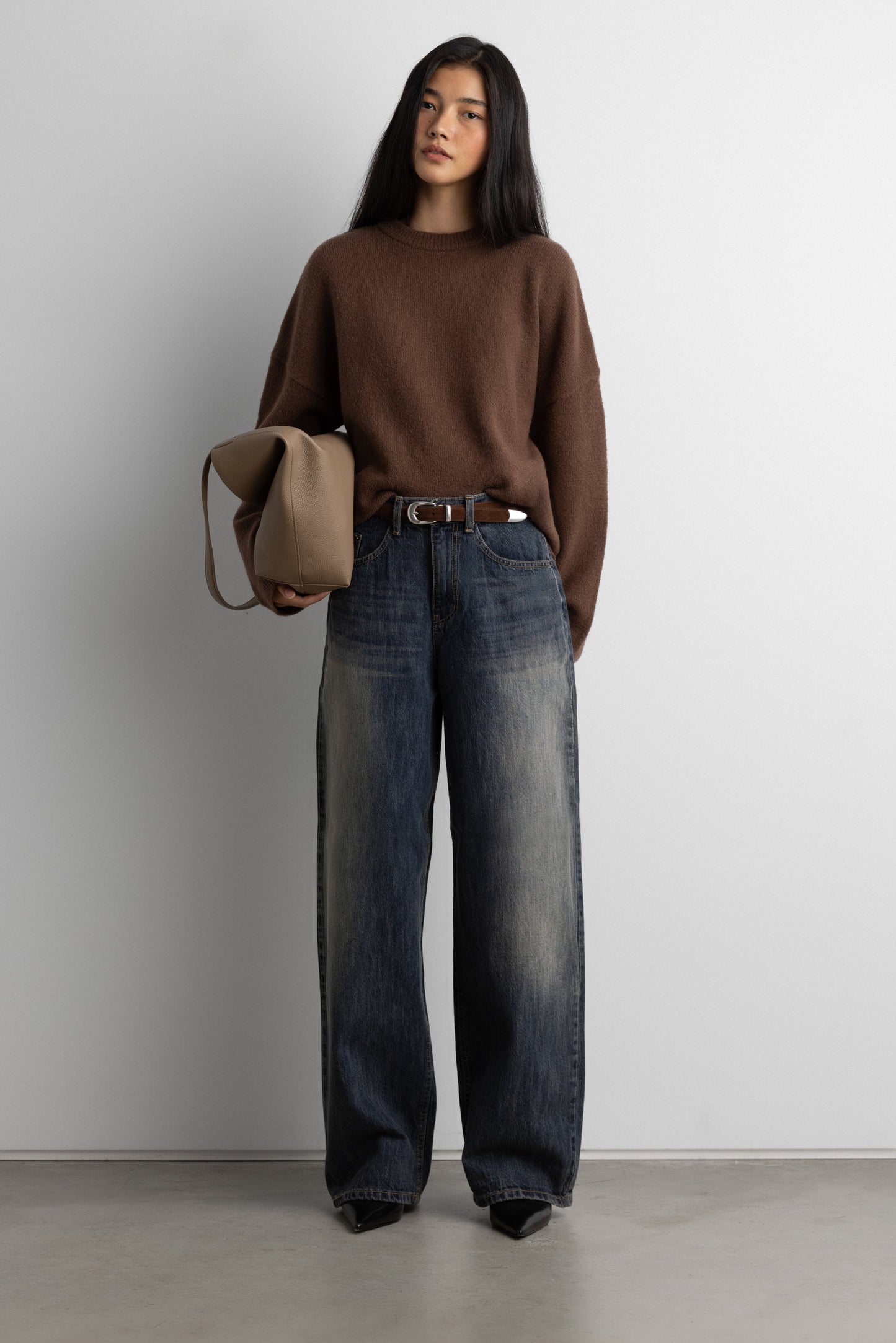 MID-RISE CURVED LEG DARK WASH JEAN