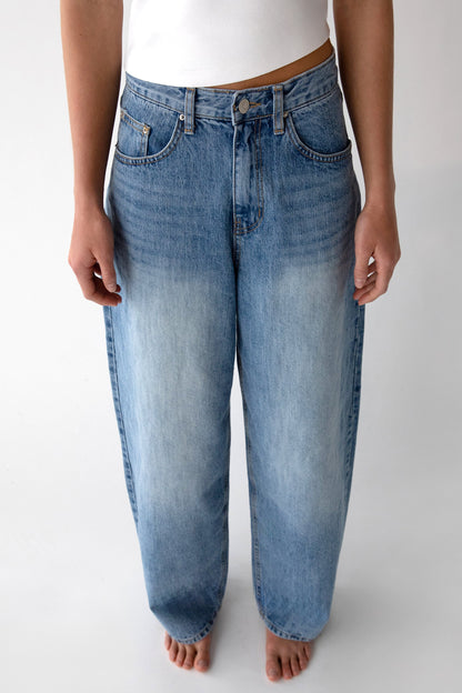 28" LENGTH LIGHT WASH CURVED LEG JEAN