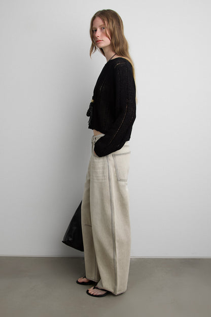MID-RISE BARREL LEG JEAN IN GREY WASH