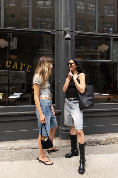 LIGHT WASH MID-RISE DENIM JORT