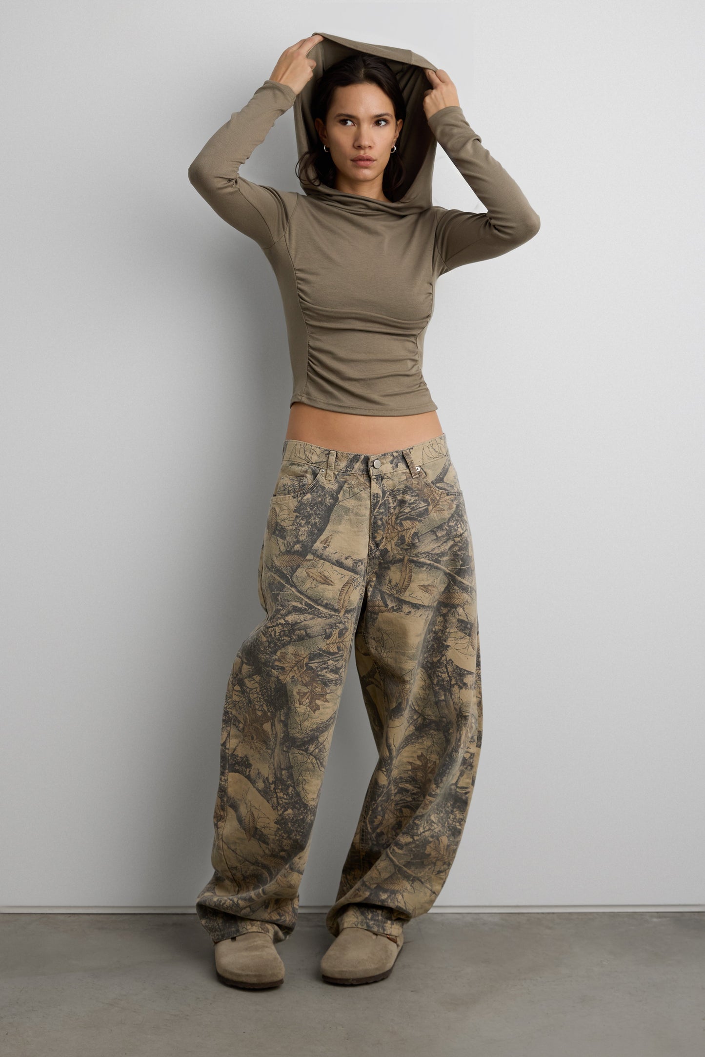 RUCHED COWL CROPPED HOODIE